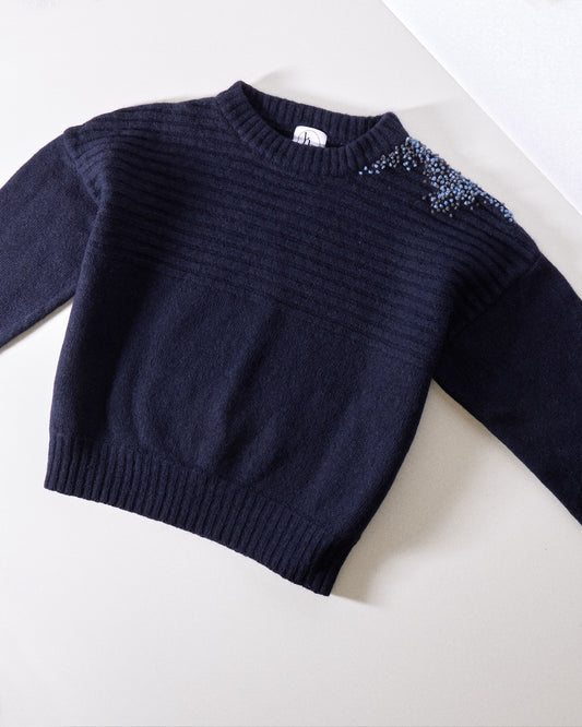 Blå genser med broderte franske knuter