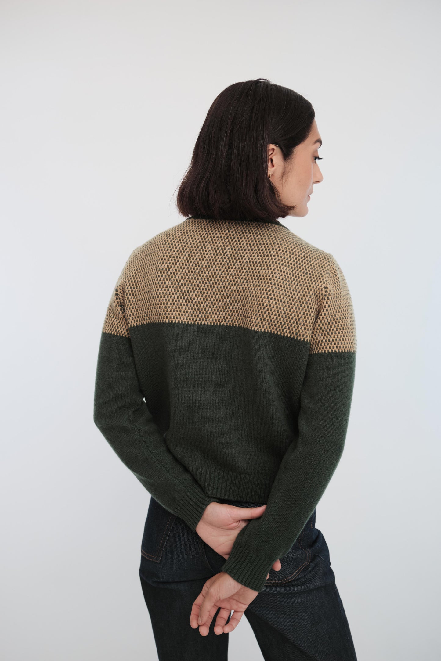 Grønn genser i ull og kasjmir, sett bakfra.