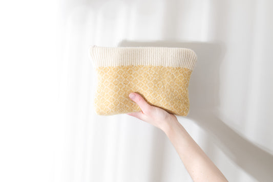 Gul DIY veske laget av ullgenser.