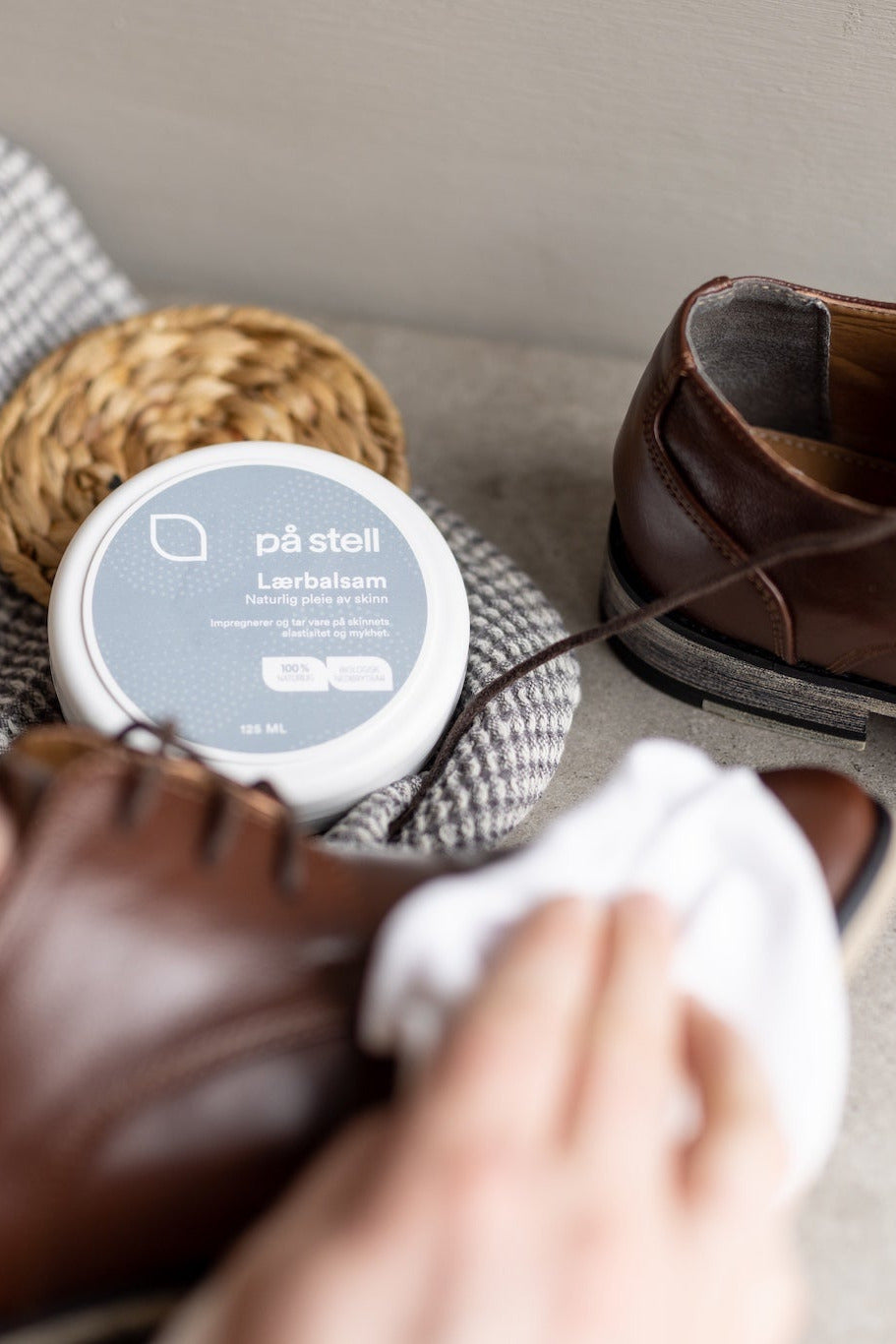Impregnere, beskytte og pleie skinn med lærbalsam.