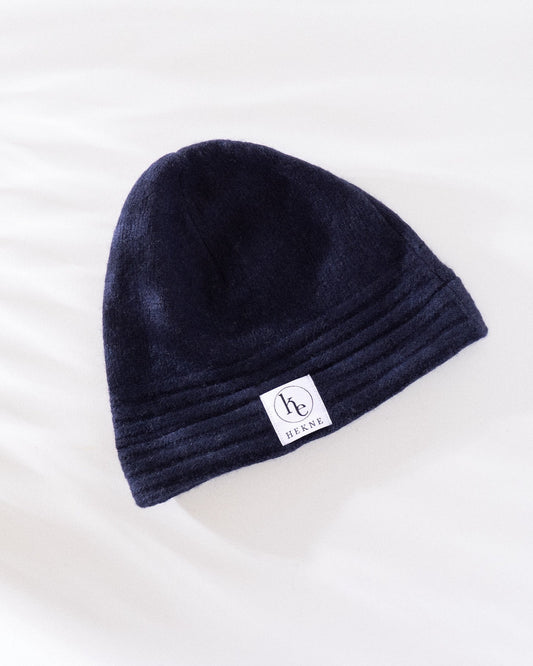 Mørk blå lue i tovet, resirkulert ull.