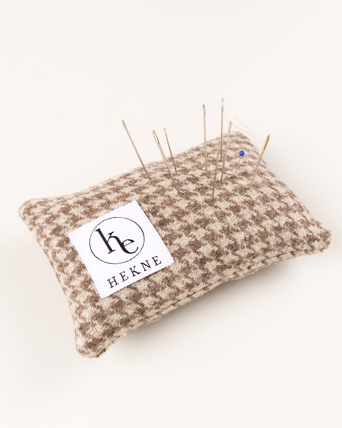 Oppsirkulert nålepute i ull, laget av rester fra klesproduksjon.