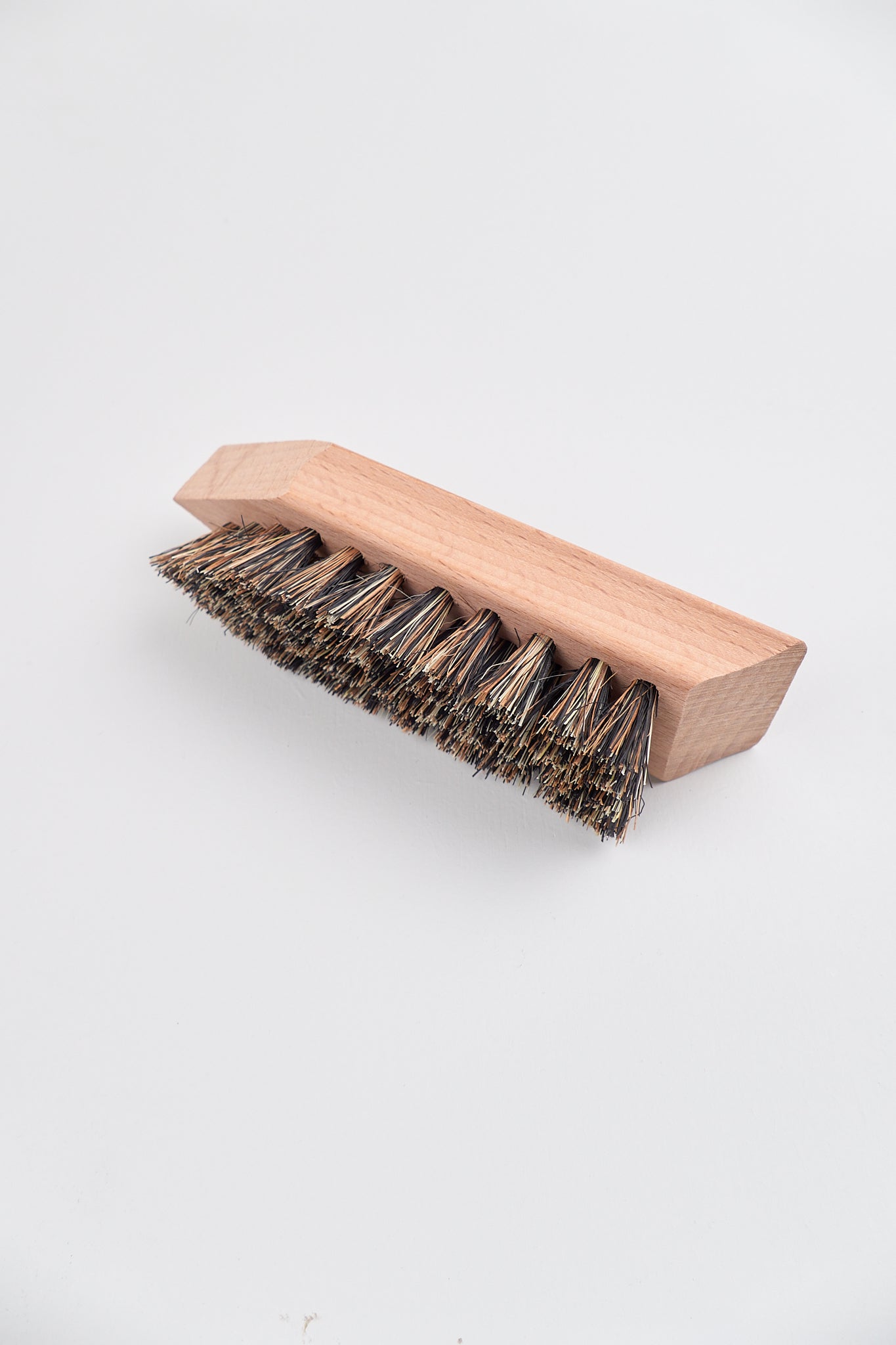 Børste i naturmaterialer til rengjøring av sko