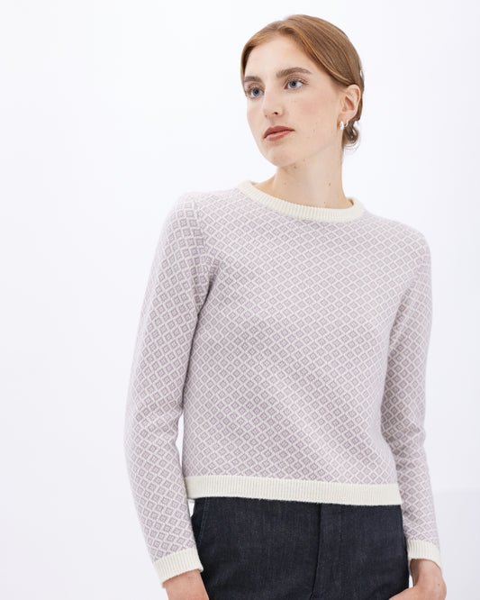 Strikkegenser i lilla og hvit.