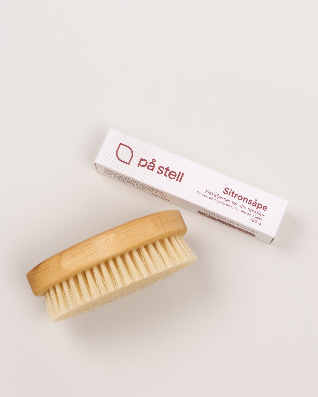sitronsåpe og vaskebørste til flekkfjerning