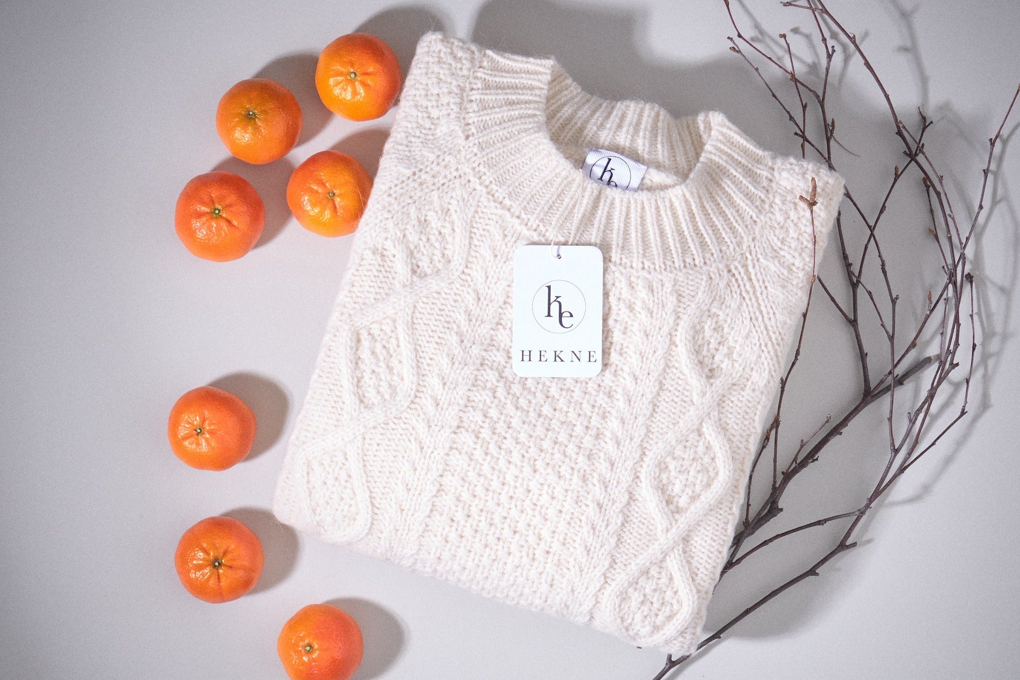 Flettestrikk genser, inspirert av Aran, i alpakka og ull.