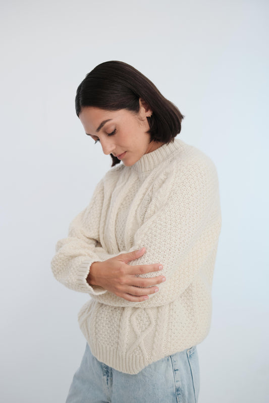 Varm genser i alpakkaull med flettemønter.