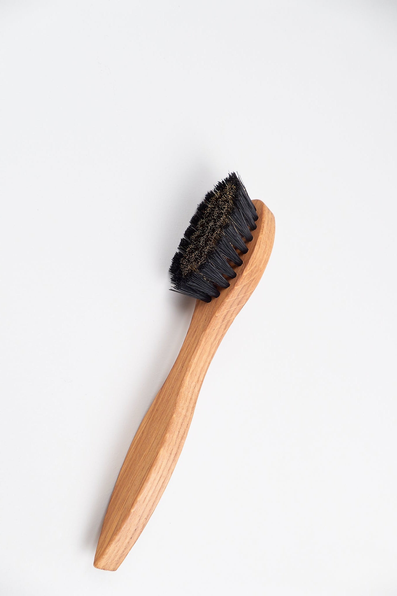 Børste til semsket skinn i naturmaterialer