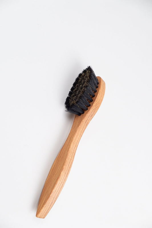 Børste til semsket skinn i naturmaterialer