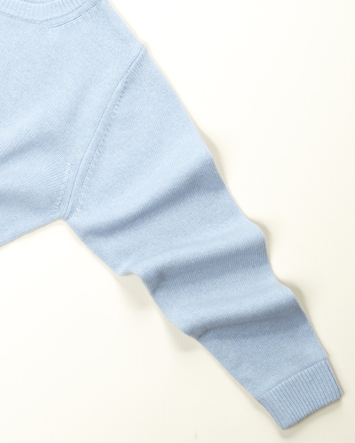 Detalj av blå strikkegenser.