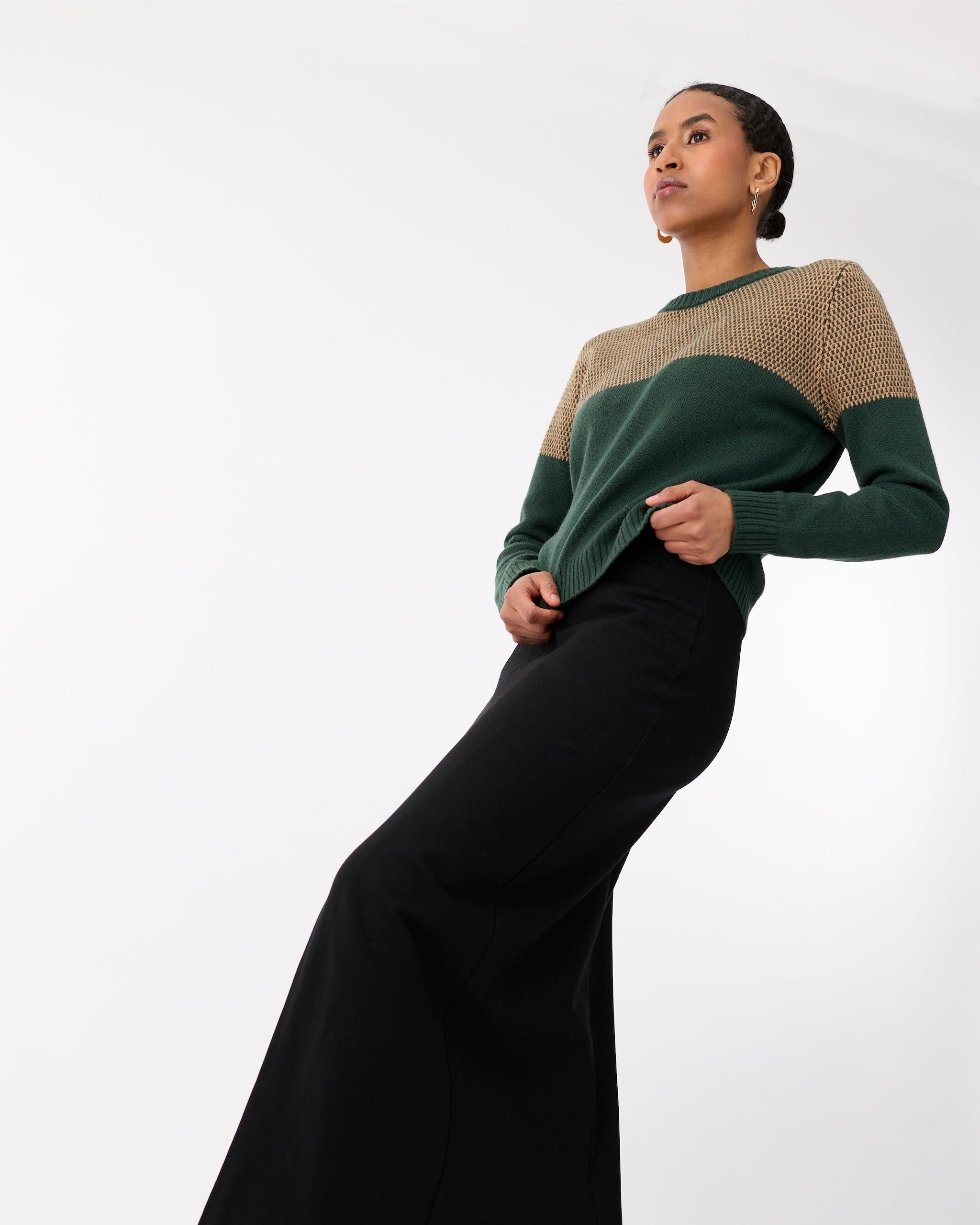 Mørkegrønn genser i merinoull