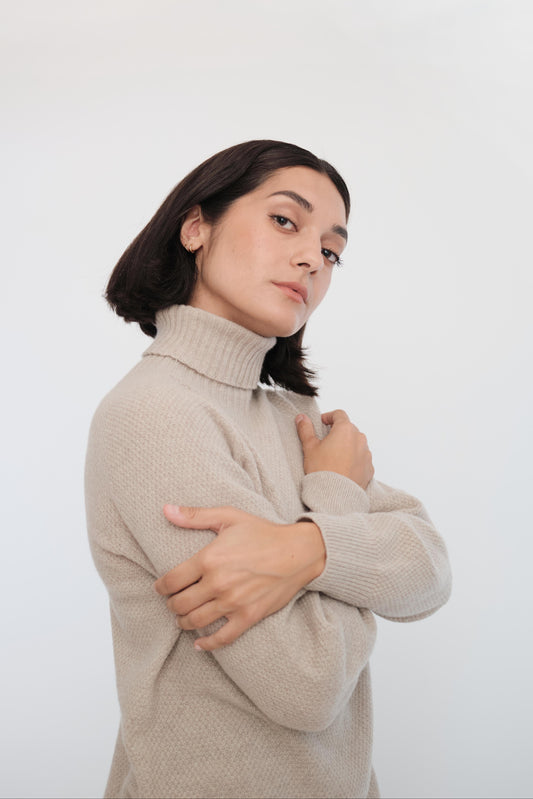 Strikkegenser med høy hals til basisgarderoben.