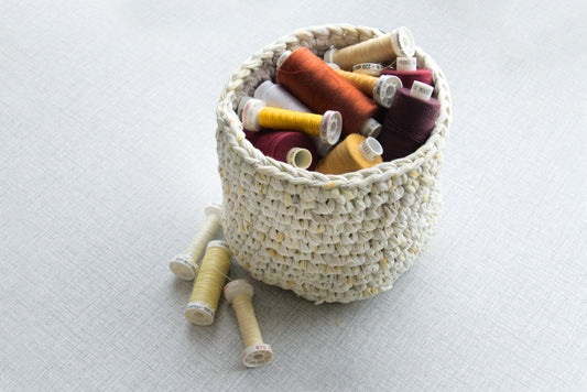 Heklet kurv laget av kjole.