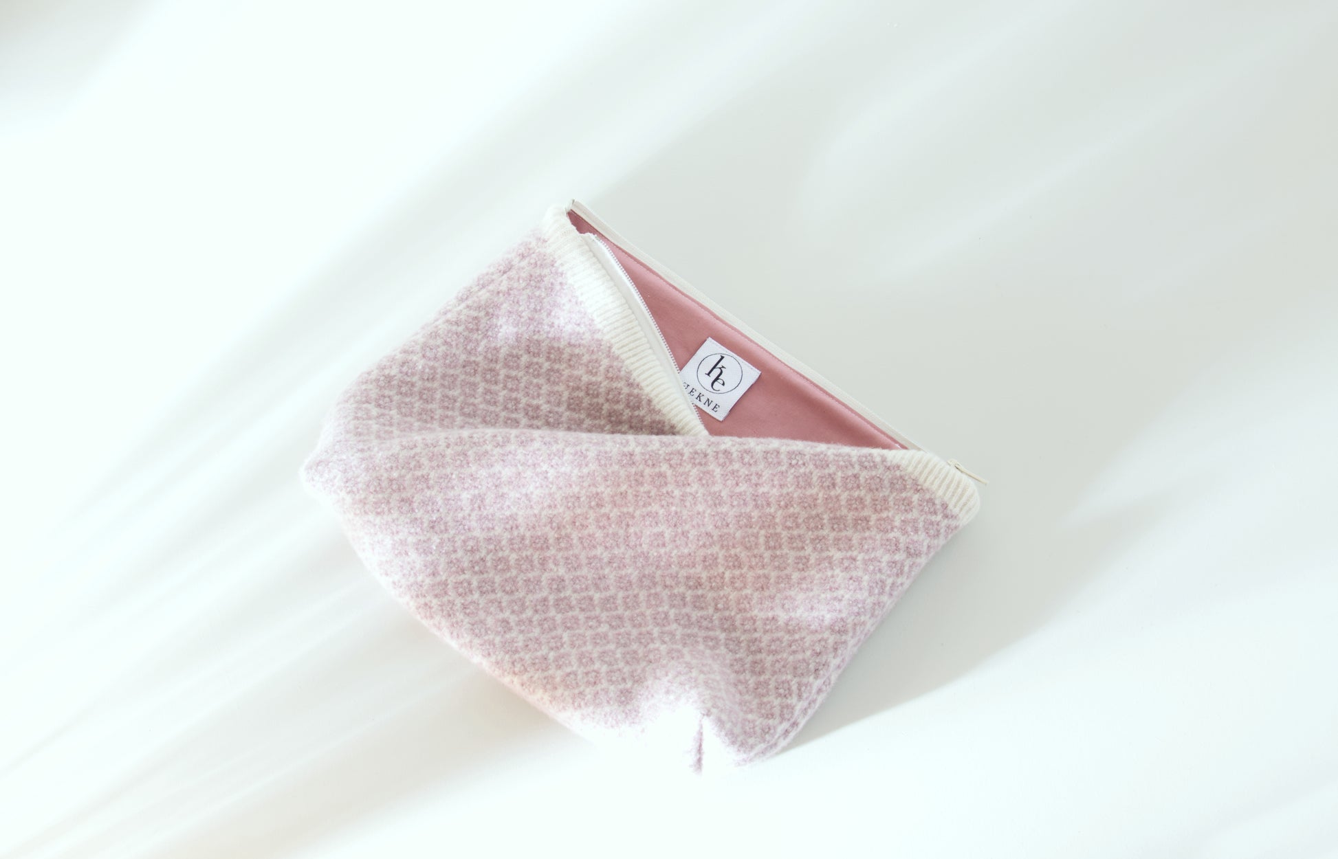 Veske laget av lilla ullgenser med rosa for.