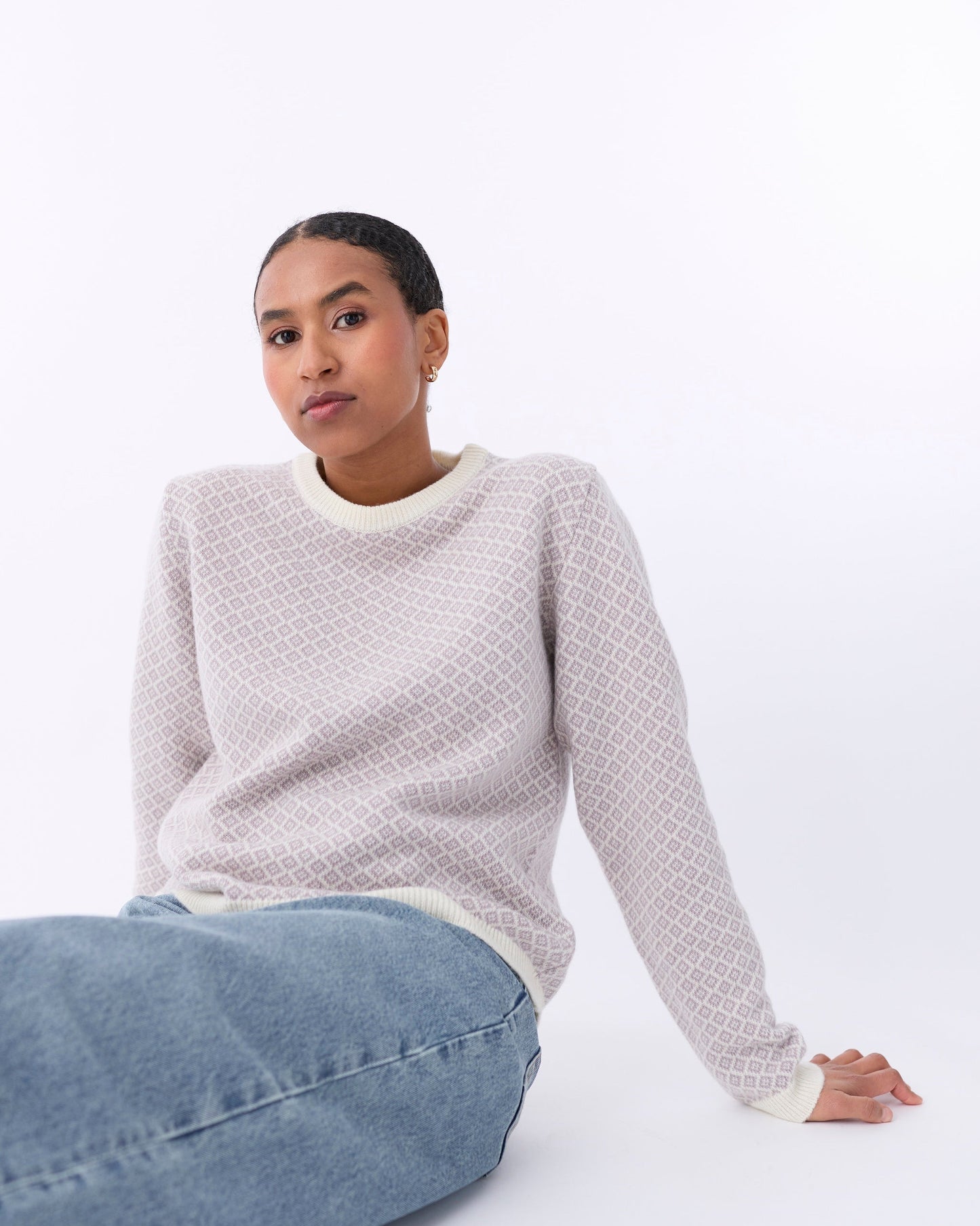 Strikket genser i lilla og hvitt mønster