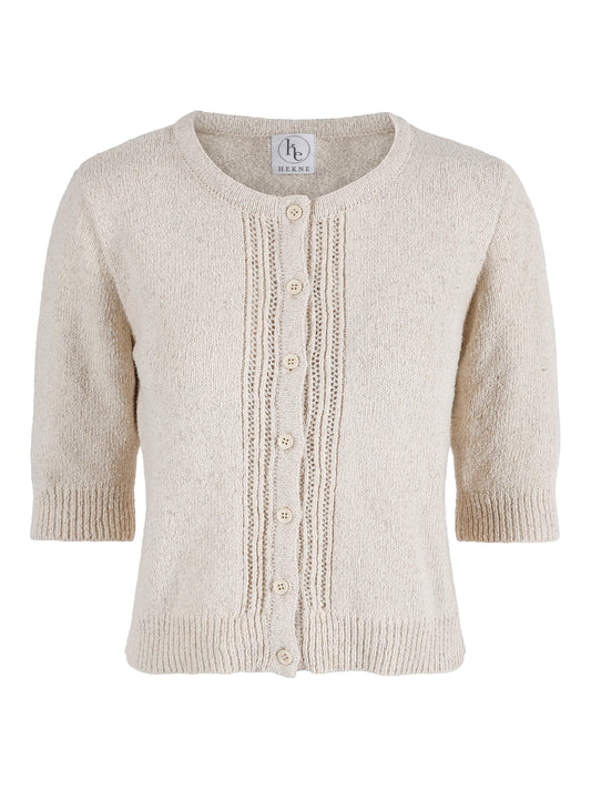 Lys cardigan i blondestrikk, sett forfra.