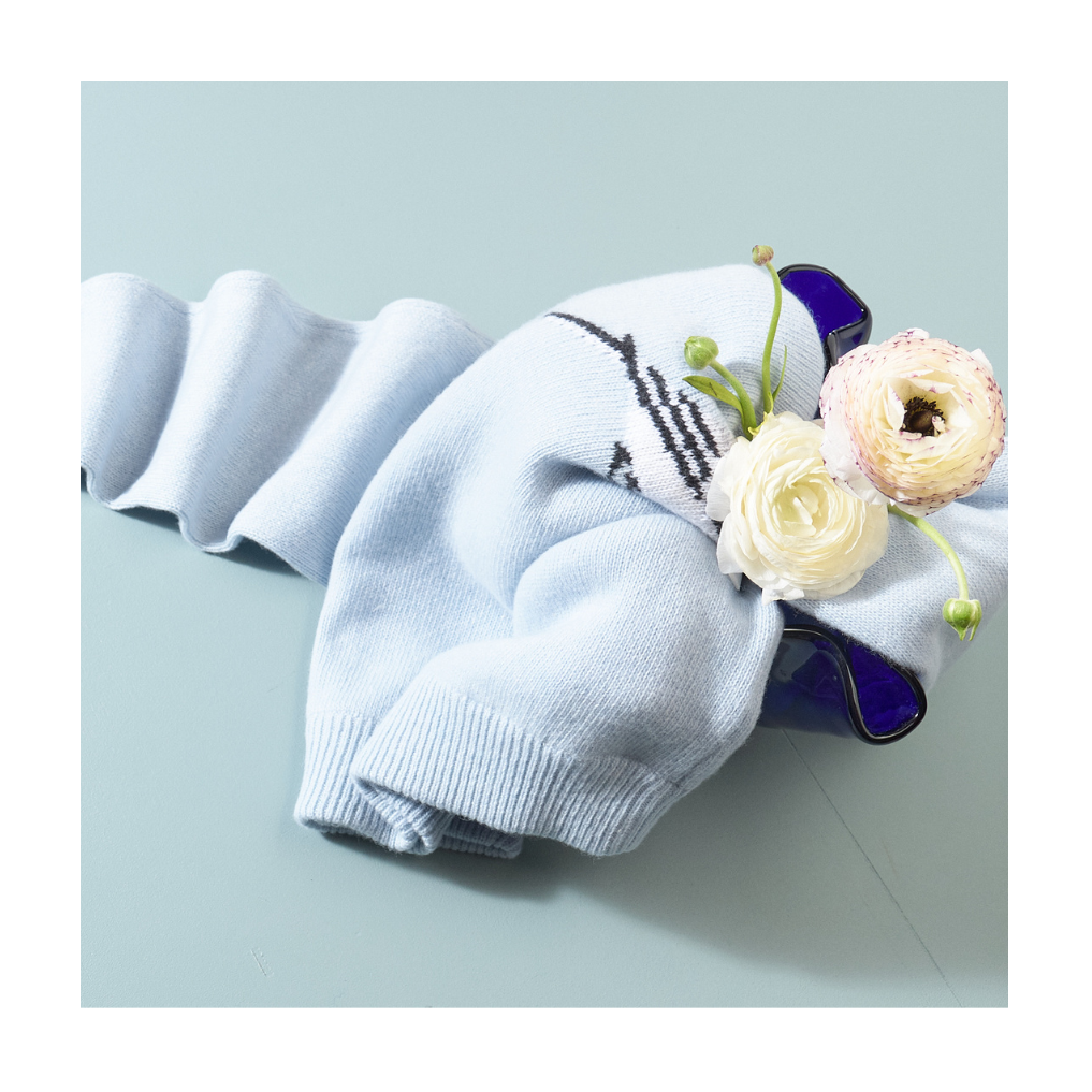 Lyseblå genser med blomster
