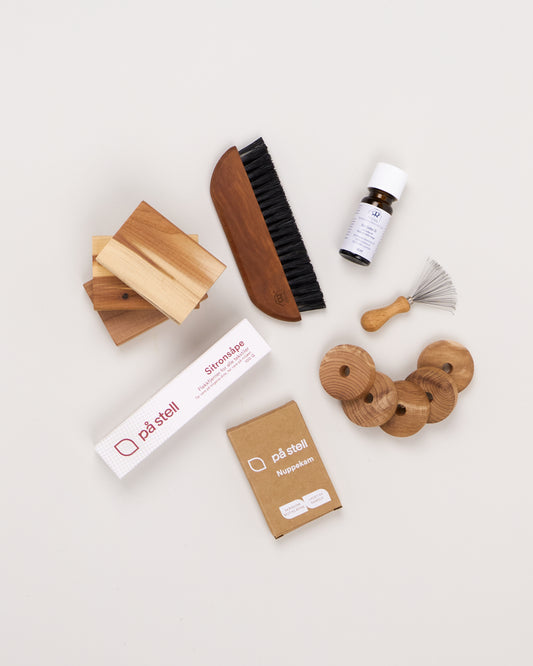 Mellomstor pakke med naturlige klespleieprodukter.