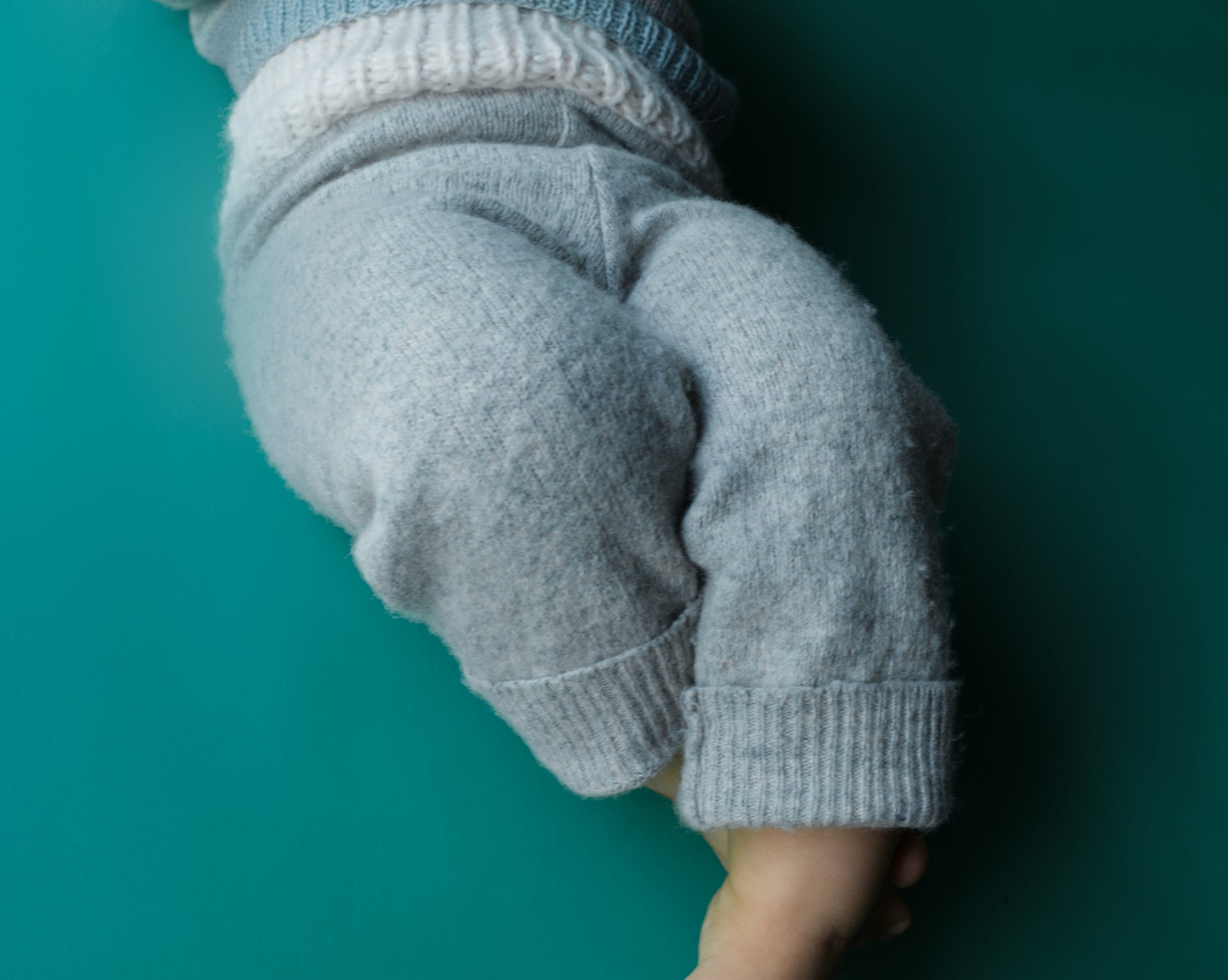 Bukse til baby laget av ullgenser.