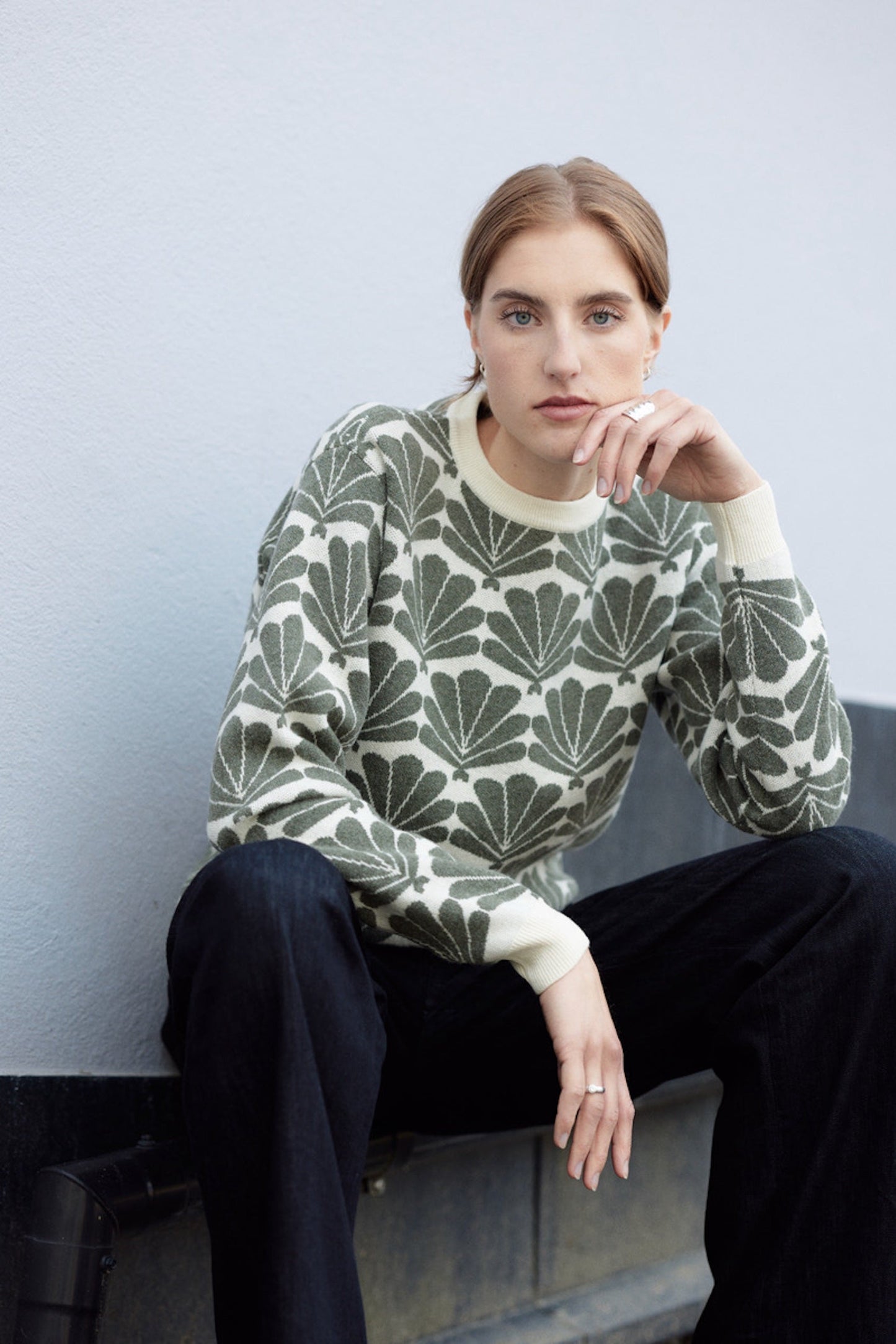 Strikkegenser med organisk mønster - blader i vifteform.