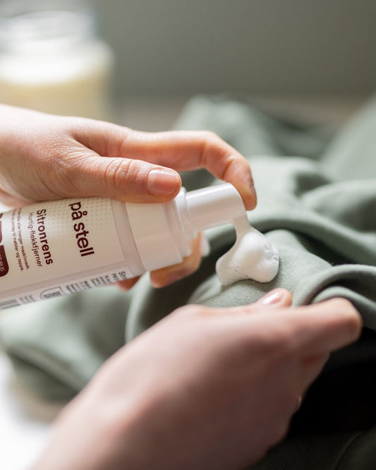 Skum av sitronsåpe til rens av klær.