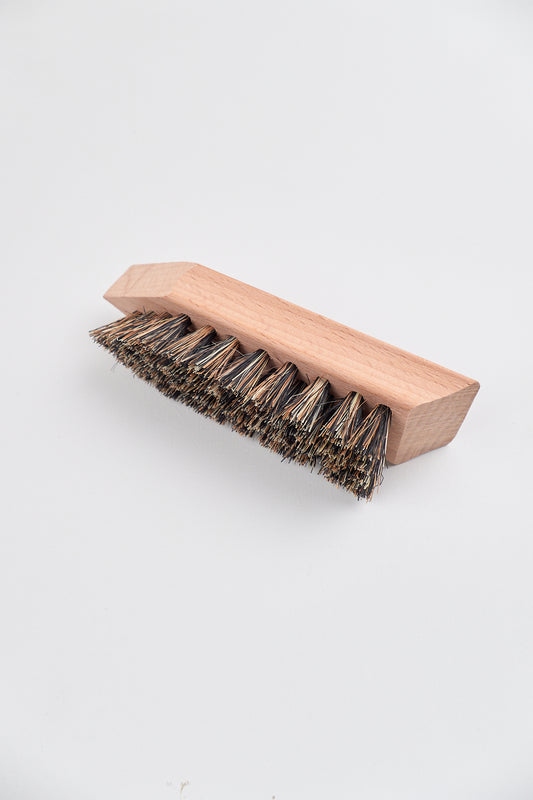 Børste i naturmaterialer til rengjøring av sko