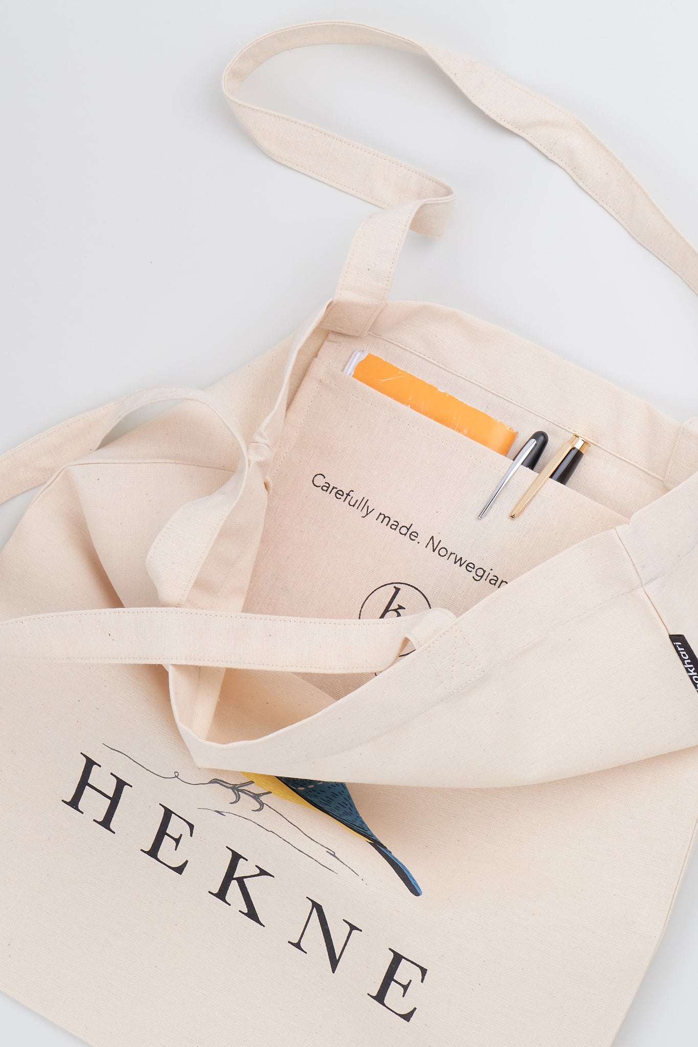 Slitesterk veske i bomull med lomme til mobil, nøkler, småting.