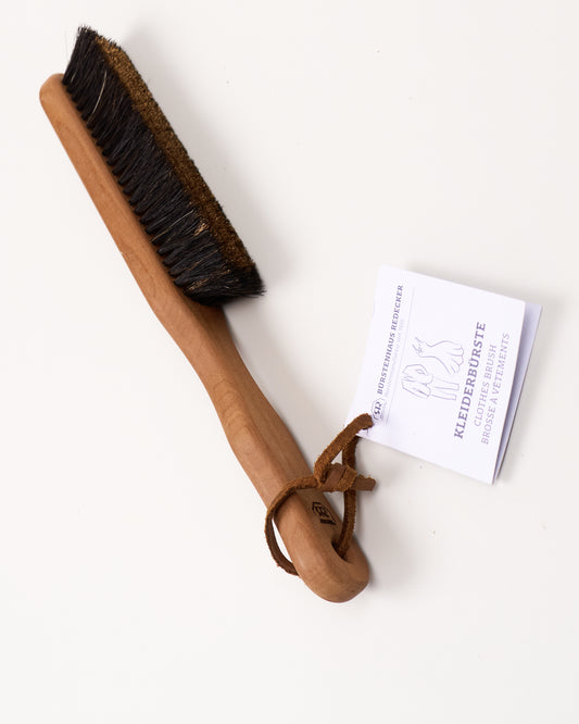 Klesbørste av naturmaterialer til klespleie.