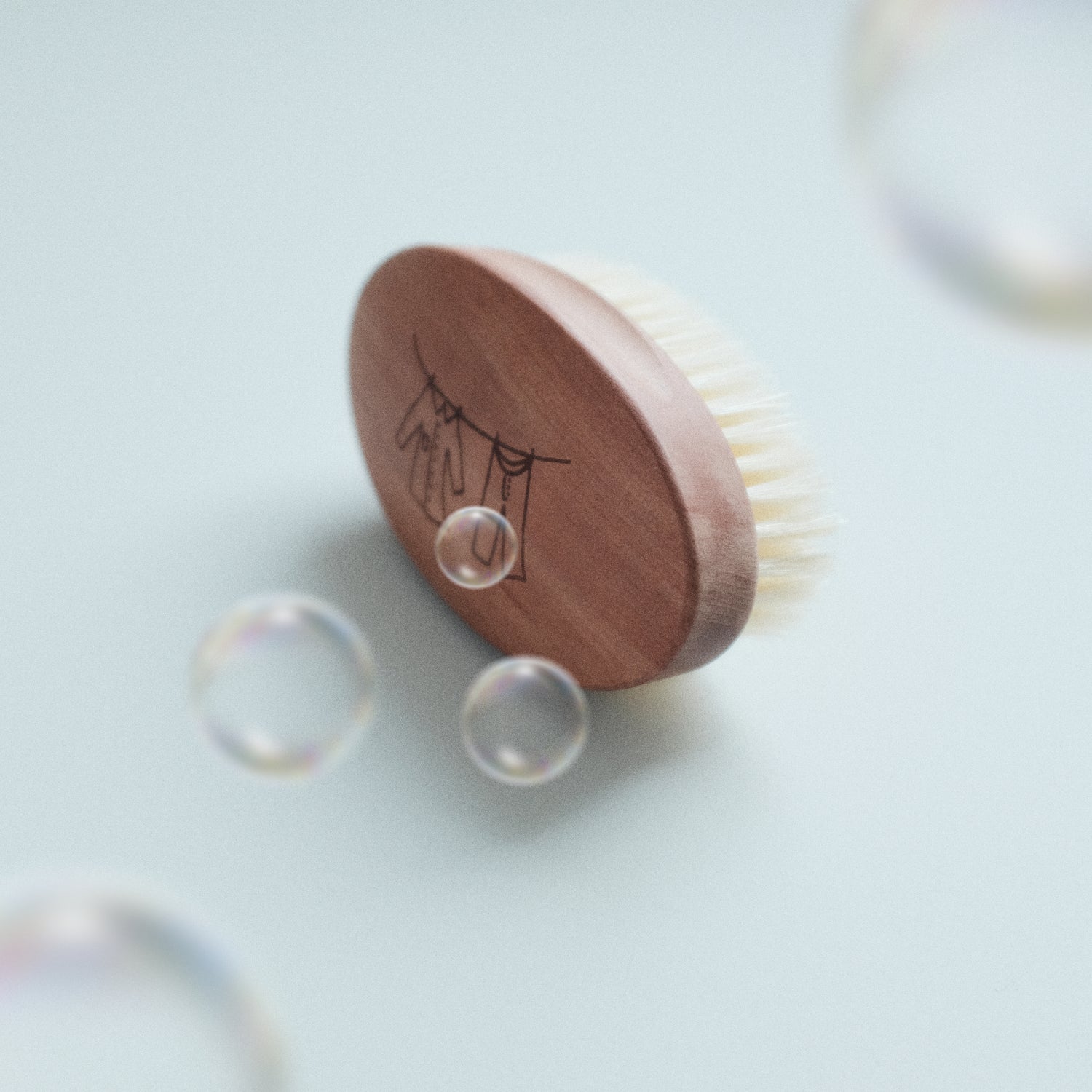 Vaskebørste i tre og naturbust til klespleie.